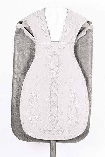 Chasuble, étole, manipule, voile de calice, bourse de corporal (ornement doré) (n° 1).