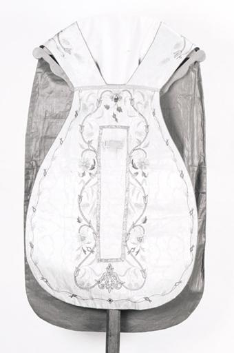 Vue d'ensemble du devant de la chasuble.