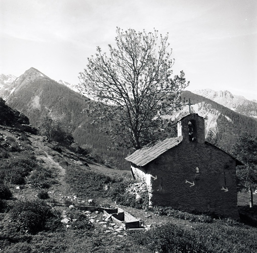 Le Monêtier-les-Bains. Les Sagnières, chapelle Sainte-Marguerite. Vue prise du nord. ; Le Monêtier. Les Sagnères. Chapelle Sainte-Marguerite. Vue prise du nord.