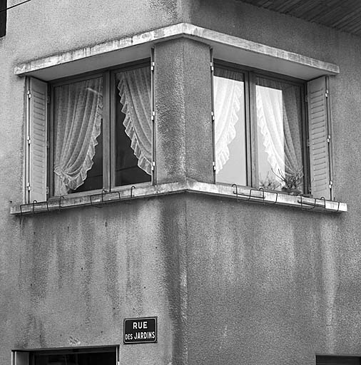 Maison à l'angle de la rue de Chaillol et de la rue des Jardins (parcelle 910). La fenêtre de l'étage, détail.