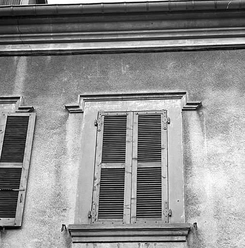 Maison rue de la Trésorerie (parcelle 871). Fenêtre et corniche, détail.