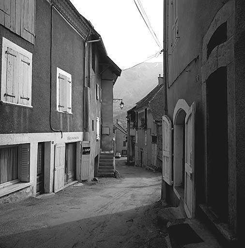 Le centre ancien : la rue des Maréchaux. Vue prise vers le sud.