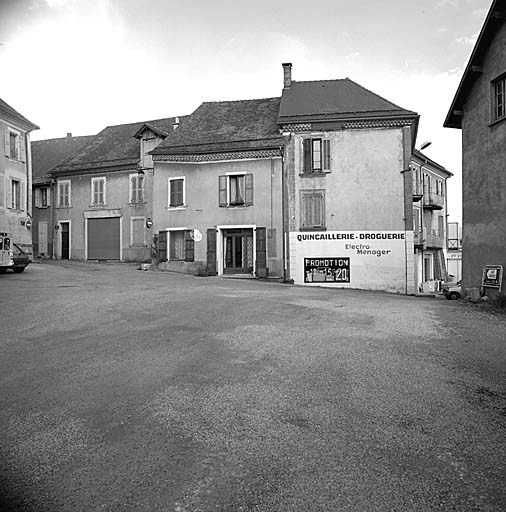 Place sous l'aire. Vue prise du nord.