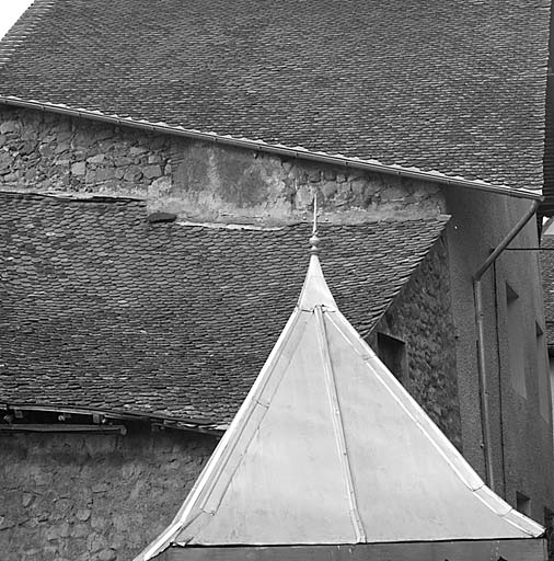 Maison rue de la Corniche. Maison au toit de tuiles en écaille (parcelle 758) et fabrique de jardin au toit en pavillon couvert de tôle.