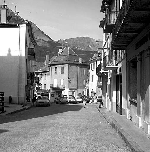 La place du Chevreril. Vue prise de la rue de Chaillol.