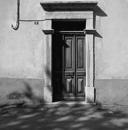 Demeure de maître, rue des Lagerons (parcelle 808). Porte datée de 1899.