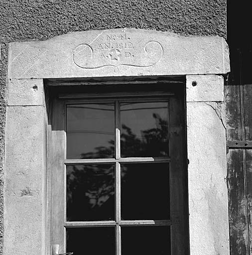 Ancienne ferme, rue du Coq (parcelle 1524). Le linteau de la porte du logis est daté de 1812.