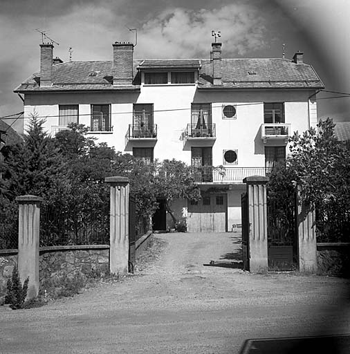 Façade antérieure. Vue prise du portail du jardin.