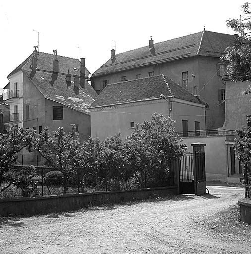 L'actuelle poste-mairie (parcelle 616), mur nord. Ce bâtiment réputé être l'ancien château de Lesdiguières comporte une demi-croisée.