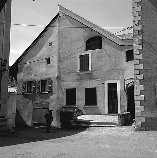 Place aux Herbes (parcelles 699-700). Maison ou ferme ?