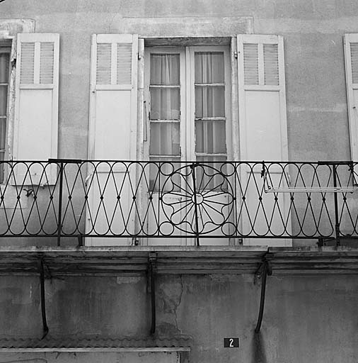 Maison place aux Herbes (parcelle 698). Garde-corps de balcon en ferronnerie, détail.