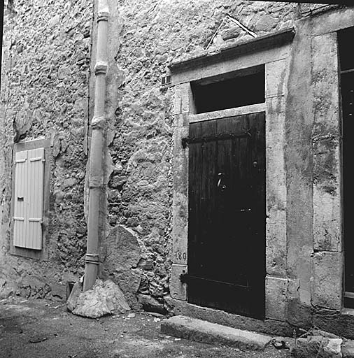 Maison, rue de la Tour (parcelle 656). Porte datée de 1868.