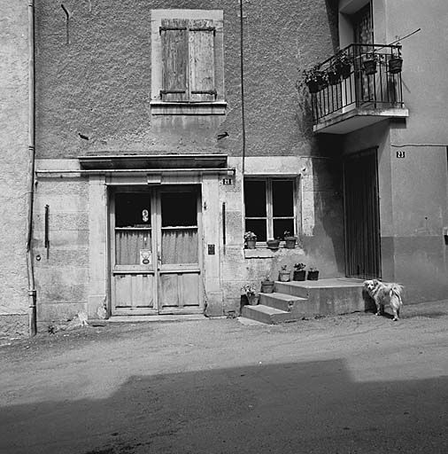 Devanture d'épicerie, rue des Maréchaux (parcelle 666).