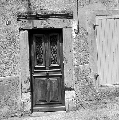 Maison, rue des Maréchaux (parcelle 679). Porte à chambranle sculpté.