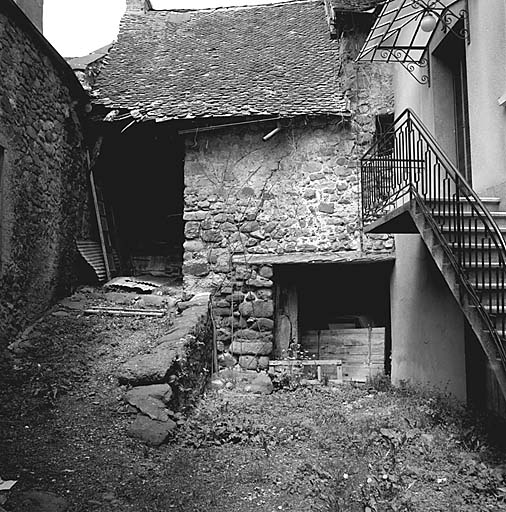 Ferme place sous l'Aire (parcelle 756). Logis rénové avec escalier de distribution extérieur.