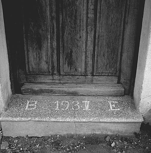 Façade antérieure. Porte d'entrée. Seuil daté 1937 en mosaïque.