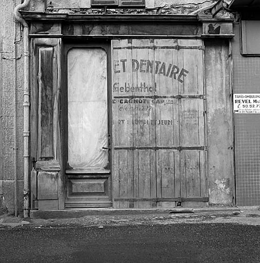 Devanture de cabinet dentaire, place du Chevreril (parcelle 1207).