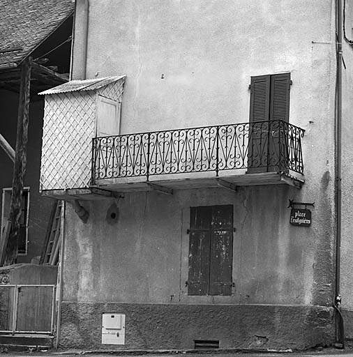 Maison place Grenette (parcelle 622). Balcon à garde-corps en ferronnerie.