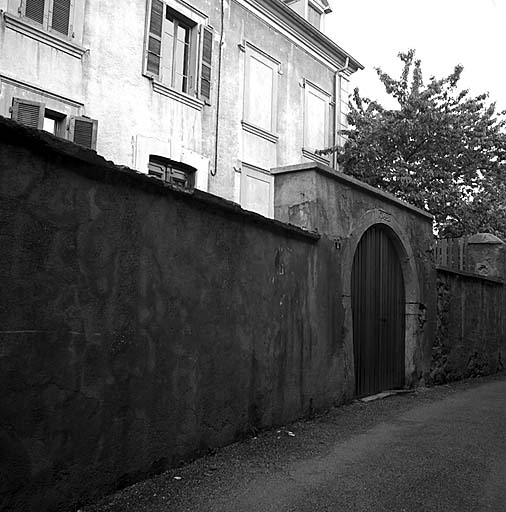 Maison rue de la Trésorerie (parcelle 871). Le portail de la cour. Vue d'ensemble.