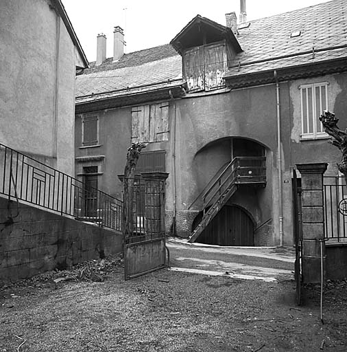 Rue des Lagerons (parcelles 822-823). Détail des baies de l'étable et de la grange.