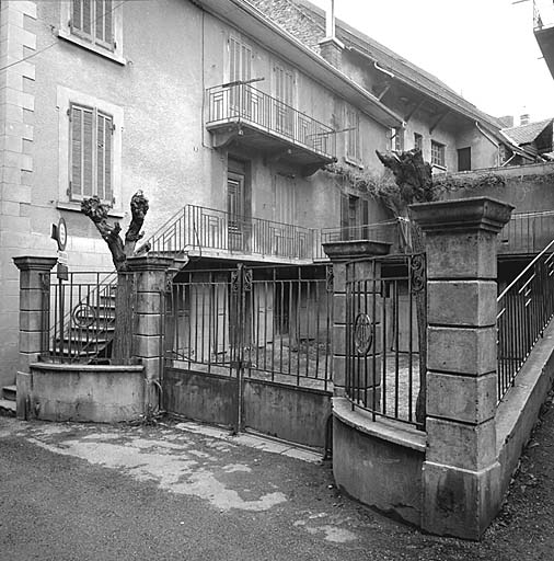 Maison rue des Lagerons (parcelles 1348 à 1352). Vue d'ensemble prise de la rue.