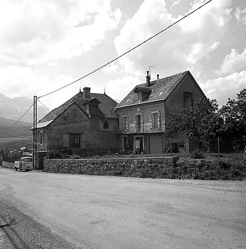 Anciennes fermes, rue du Chaillol.