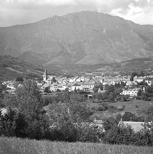 Le bourg. Vue d'ensemble prise du nord.