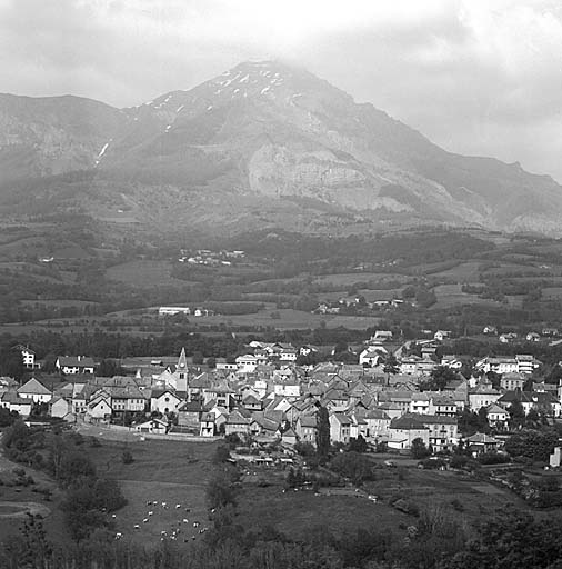 Le bourg. Vue d'ensemble prise de l'ouest.