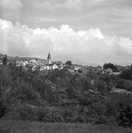 Le bourg. Vue partielle prise du nord-ouest.