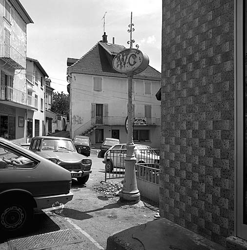 La place du Chevreril. Vue prise de la rue reliant la place du Chevreril à la place Grenette.