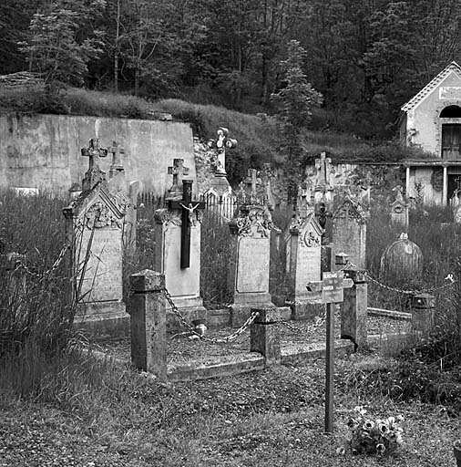 Tombes de la famille Blanchard. Regroupement de quatre sépultures individuelles. 1920-1930. Quatre stèles H. 1, 60 m.