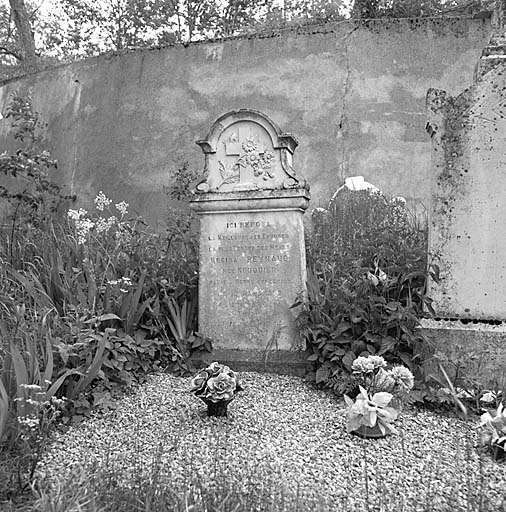 Tombe de Regina Reynaud. Stèle en molasse. H. 1,40 m. Date : 1932