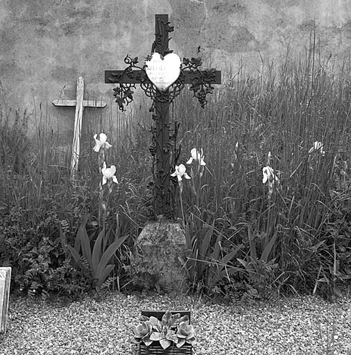 Tombe d'Auguste Reynaud. Croix en fonte avec coeur en métal émaillé. H. 1,10 m.