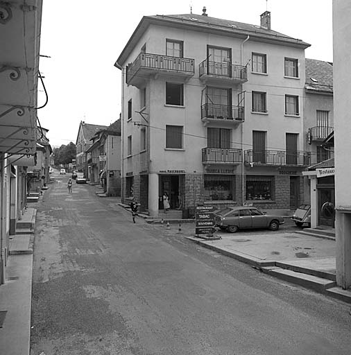 Immeuble à logements rue de Chaillol (parcelle 1365). Construit en 1934 par Belmont.