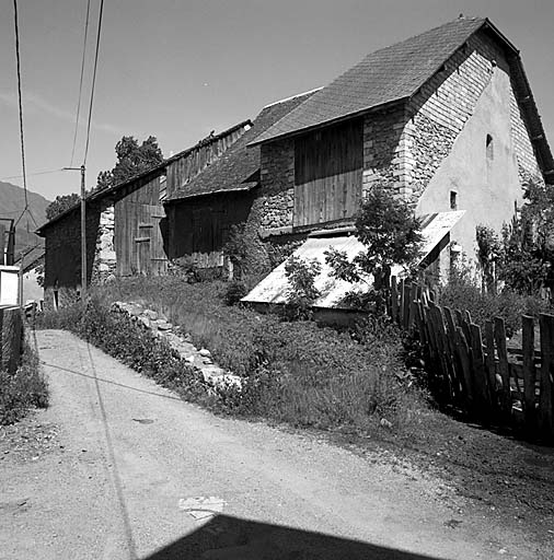 Vue prise du sud-ouest. Le montage, plan incliné d'accès à la grange.