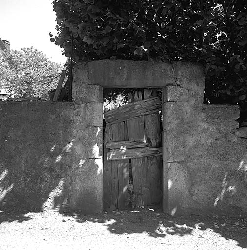 Le portail du jardin potager est chanfreiné.