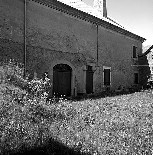 La façade sud. Noter la génoise à trois rangs qui se prolonge sur les pignons.