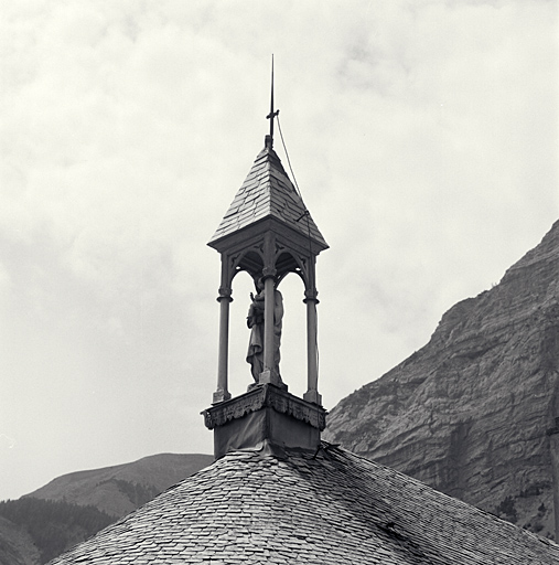 Le couronnement de la toiture du choeur.