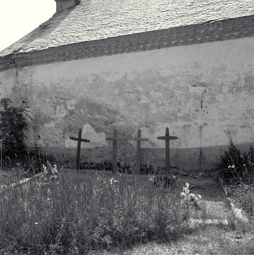 Tombes traditionnelles au nord de la chapelle.