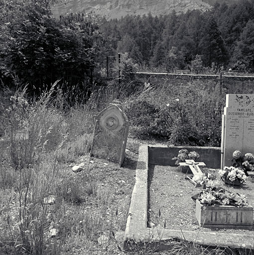 Tombes anciennes à l'ouest de la chapelle.