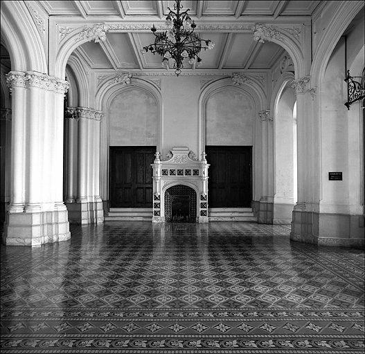 Rez-de-chaussée. Vestibule, vue prise vers la cheminée.