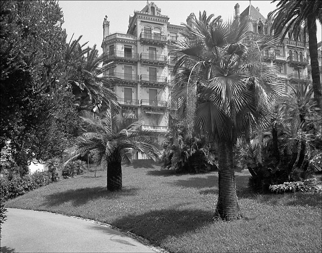 La partie ouest de l'édifice vue à travers le jardin.