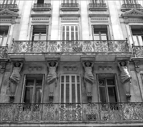 Façade antérieure sud. Balcons.