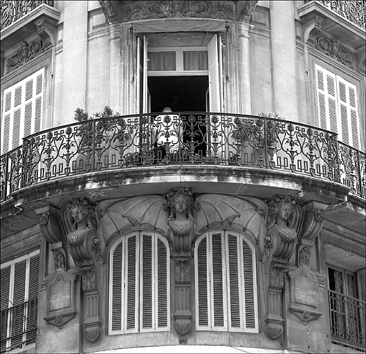 Immeuble 111 rue d'Antibes. Décor sculpté en sous face du balcon d'angle.