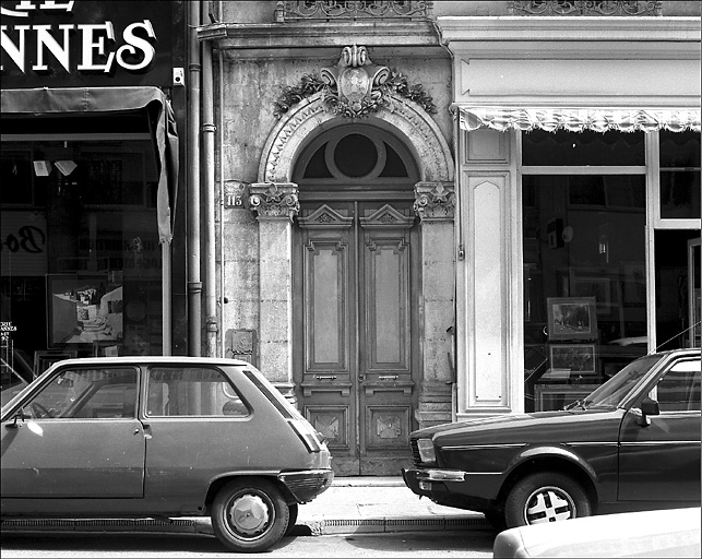 Immeuble 113 rue d'Antibes, porte d'entrée.