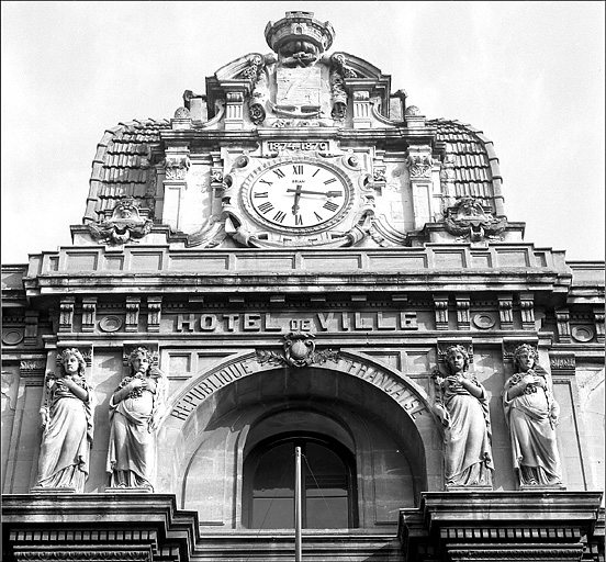 Façade nord. Partie centrale. Dôme.