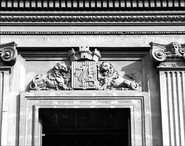 Façade nord. Couronnement d'une fenêtre avec les armes de la ville.