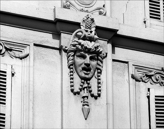 Façade nord. 2e niveau. Masque sculpté.