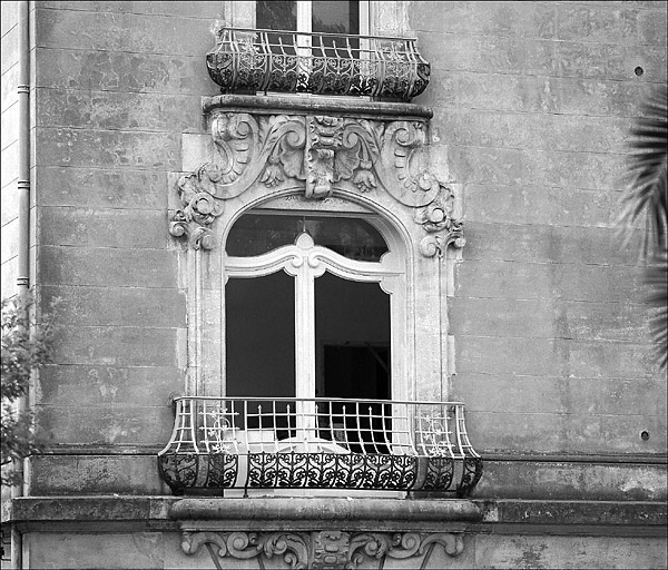 Façade sud. 3e niveau. Porte-fenêtre.