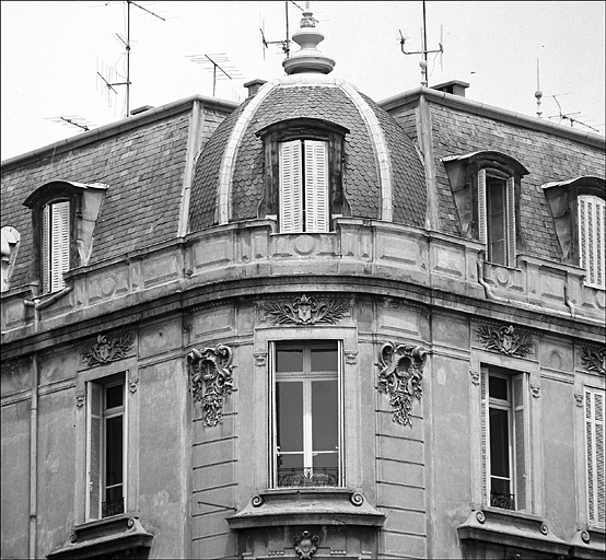 Angle sud-est. Couronnement et dôme.